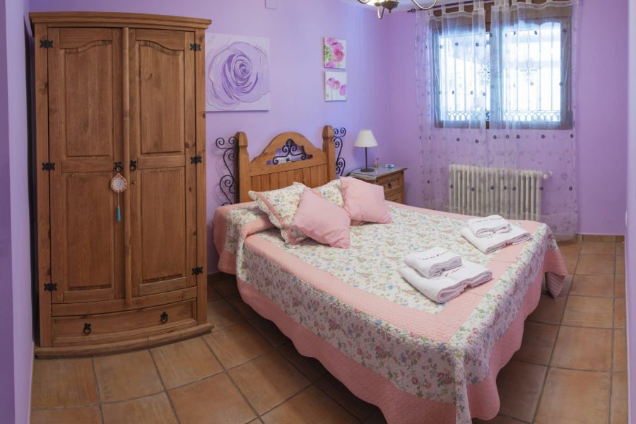 Habitación de matrimonio en Casas Rurales del Herrero, casa rural en Tolosa cerca de Alcalá del Júcar, Albacete.